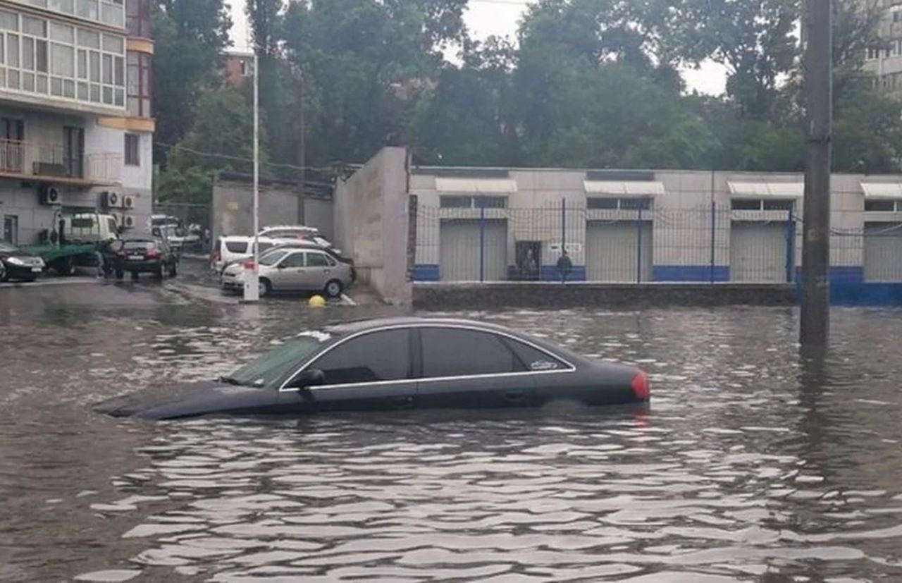 Одессу затопило: как люди в авто плавают по городу (фото, видео)