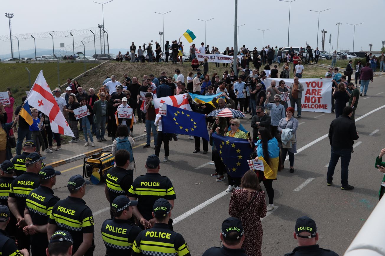 В Тбилиси проходят протесты против возобновления авиасообщения с Россией