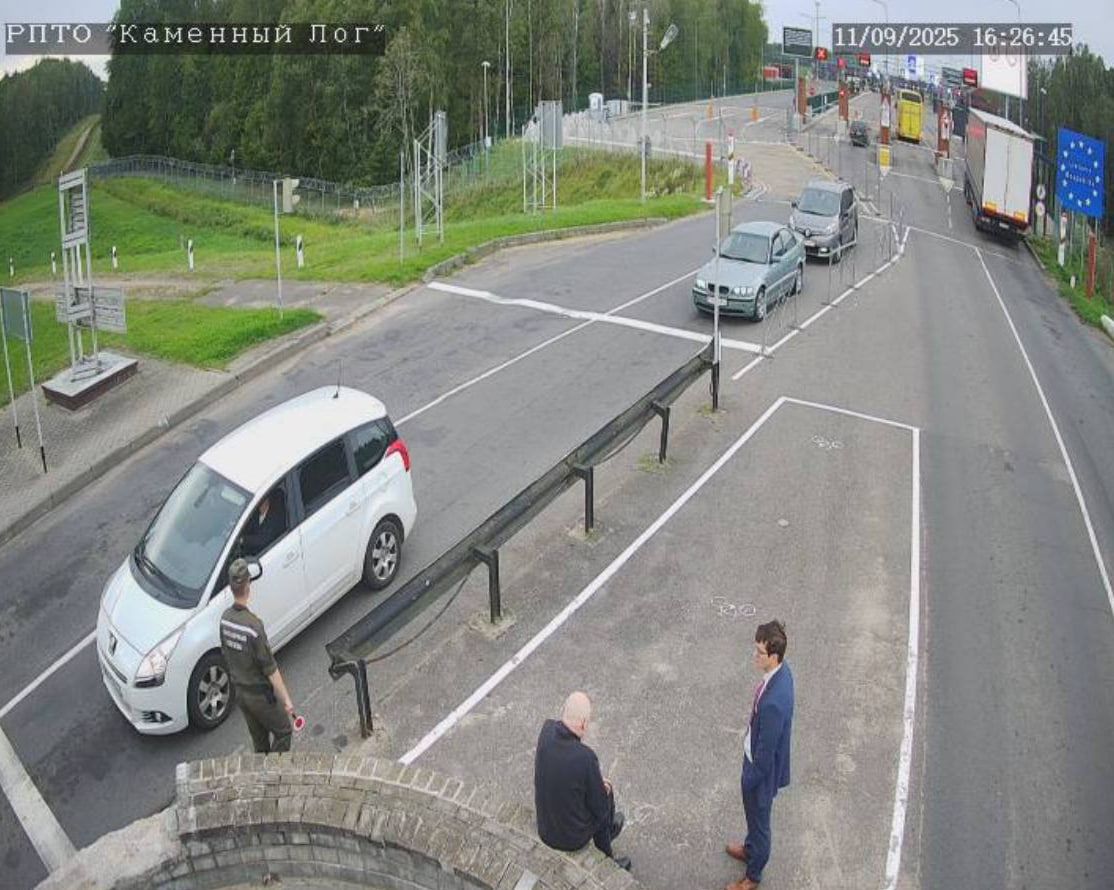 Белорусский оппозиционный лидер Николай Статкевич отказался покидать страну после освобождения. Вероятно, его вернули в колонию