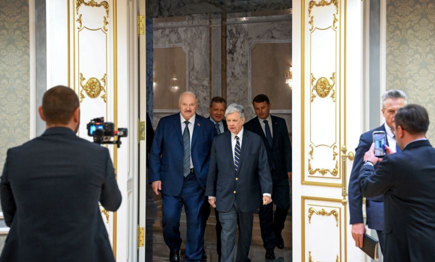 В Беларуси освобожденных политзаключенных вынуждают уехать из страны - правозащитники